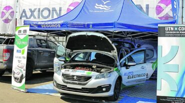 El auto eléctrico tuvo su espacio en el Turismo Carretera de Paraná y fue una gran atracción.  Sergio Ruíz