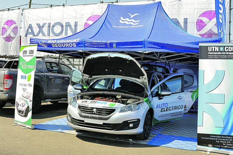 El auto eléctrico tuvo su espacio en el Turismo Carretera de Paraná y fue una gran atracción.  Sergio Ruíz