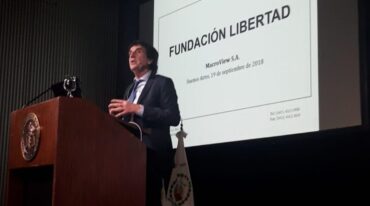 Melconian. El congreso de ayer en la Bolsa de Comercio reunió a importantes figuras de la economía y la política. Por la tarde Carlos Melconian se refirió a las perspectivas económicas tras la devaluación. Gentileza: prensa fundación Libertad.
