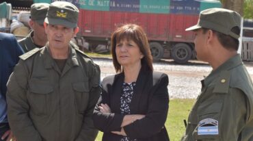 La funcionaria recorrió la base operativa de los gendarmes