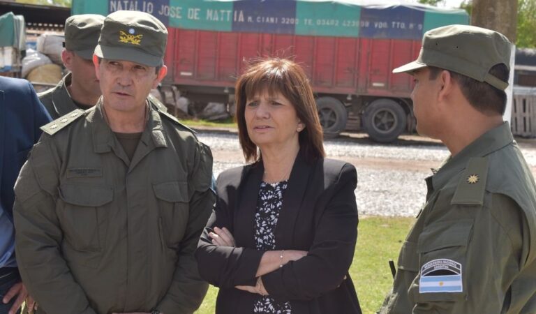 La funcionaria recorrió la base operativa de los gendarmes