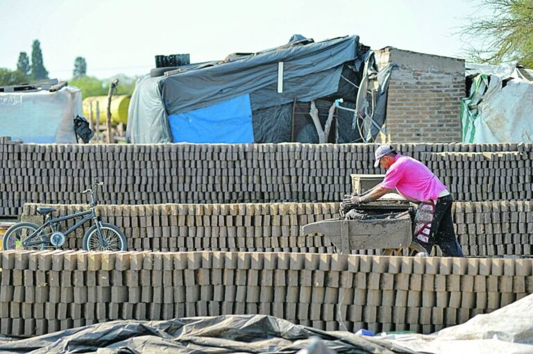 Un conjunto de viviendas hechas con palos y nylons negros