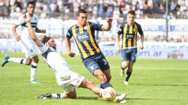 Maximiliano Lovera (Central) intenta llevarse la pelota frente a la marca de Facundo Oreja (Gimnasia). Gentileza: prensa Rosario Central.