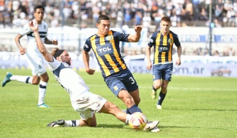 Maximiliano Lovera (Central) intenta llevarse la pelota frente a la marca de Facundo Oreja (Gimnasia). Gentileza: prensa Rosario Central.