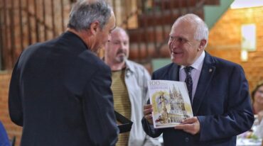El gobernador remarcó la importancia histórica de la iglesia en la capital provincial. Gentileza: prensa Gobierno de Santa Fe.