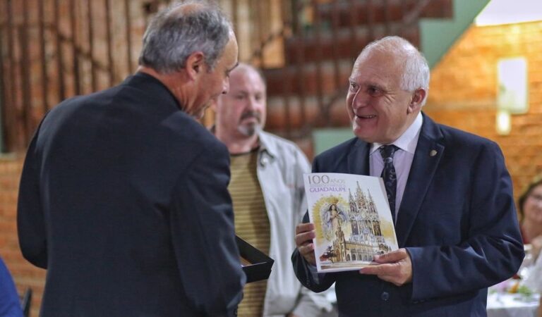 El gobernador remarcó la importancia histórica de la iglesia en la capital provincial. Gentileza: prensa Gobierno de Santa Fe.