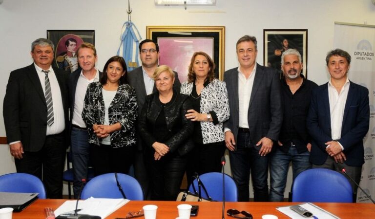 Mandatarios de distintas ciudades de la provincia se presentaron en el Congreso de la Nación. Gentileza: prensa Municipalidad de Rosario.