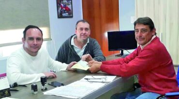 Los referentes del centro de salud 'Tita Falcón' recibieron aportes municipales para avanzar en las obras.