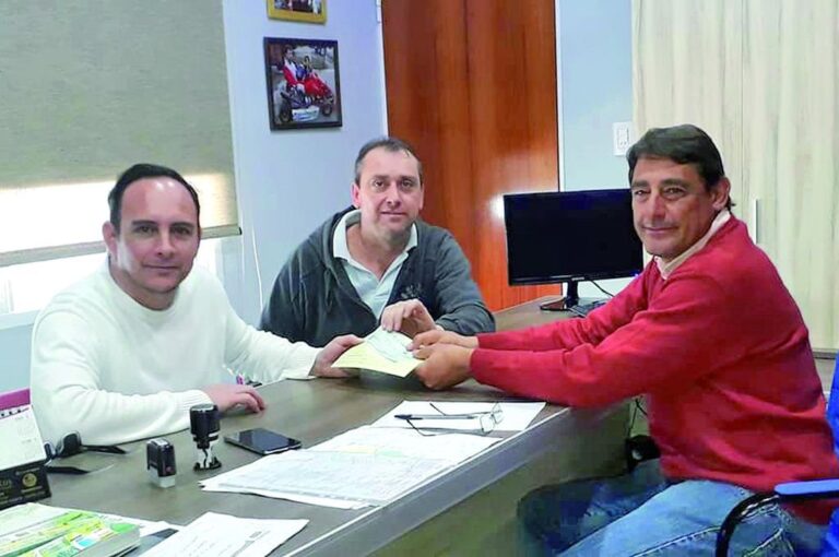 Los referentes del centro de salud 'Tita Falcón' recibieron aportes municipales para avanzar en las obras.