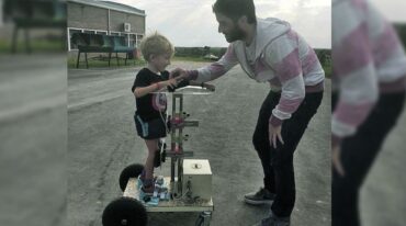 Facundo Cabada probando por primera vez el bipedestador junto al bioingeniero Alejandro Bisi.