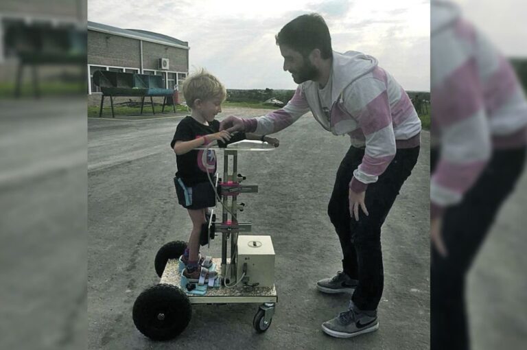 Facundo Cabada probando por primera vez el bipedestador junto al bioingeniero Alejandro Bisi.