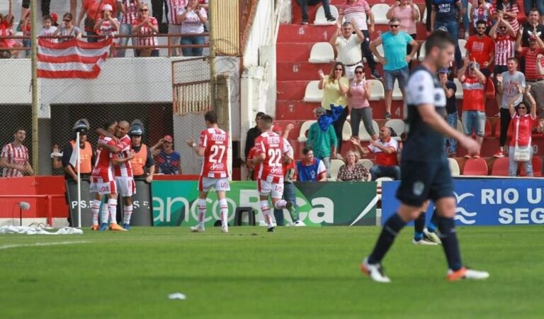 Diego Zabala festeja su gol con sus compañeros. Pablo Aguirre.