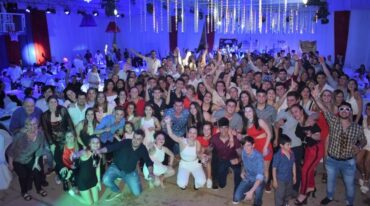 Una familia. La gran fiesta del centenario fue disfrutada por todos los allegados a Atlético Elortondo. Gentileza: Transmedia VT.