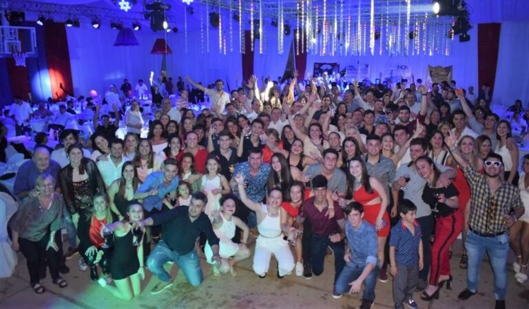 Una familia. La gran fiesta del centenario fue disfrutada por todos los allegados a Atlético Elortondo. Gentileza: Transmedia VT.