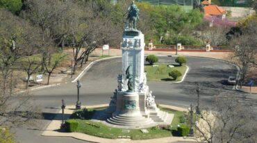 El imponente monumento a J. J. Urquiza