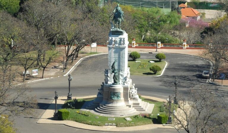 El imponente monumento a J. J. Urquiza