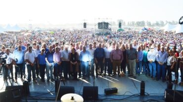 La foto final. Autoridades y organizadores del mega encuentro posaron en el escenario junto a las miles de personas que asistieron a Ceres para una nueva fiesta de la confraternidad. Gentileza: prensa senador Michlig.
