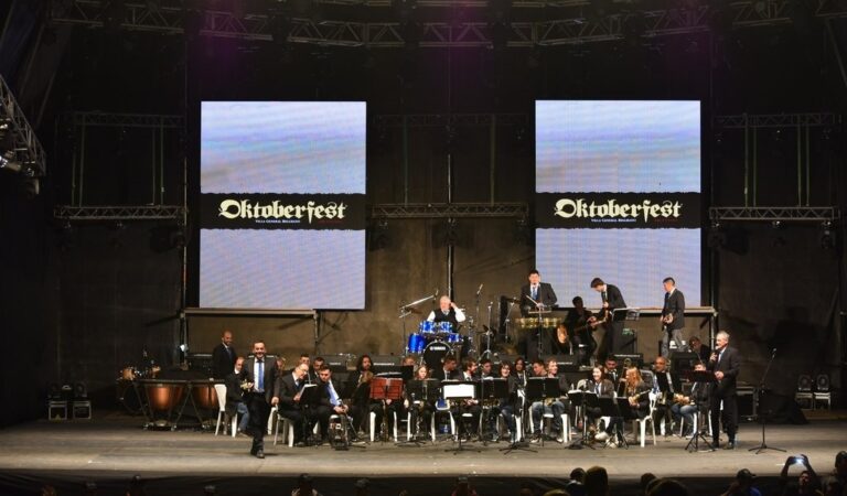 Variado repertorio. La Banda interpretó ritmos que fueron desde los Fabulosos Cadillacs