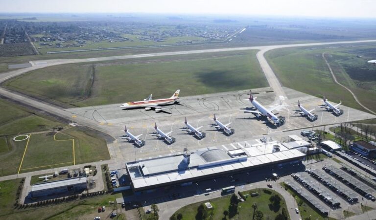 La principal causa que explica el descenso de la cantidad de pasajeros que arribaron y despegaron del aeropuerto de Rosario
