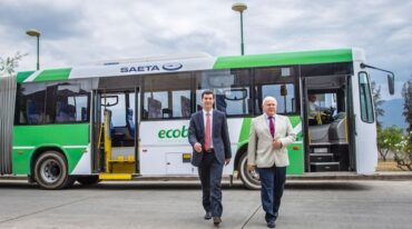 Lifschitz y Urtubey se subieron a un coche del servicio urbano de pasajeros de la ciudad de Salta que va a incorporar experiencia de su par rosarino. Gentileza: prensa Gobierno de Santa Fe.
