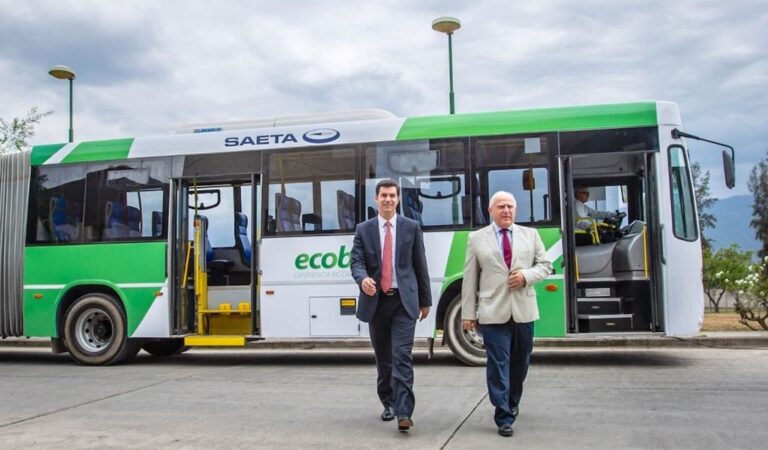 Lifschitz y Urtubey se subieron a un coche del servicio urbano de pasajeros de la ciudad de Salta que va a incorporar experiencia de su par rosarino. Gentileza: prensa Gobierno de Santa Fe.