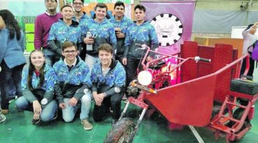 Los estudiantes de la Escuela Técnica con su proyecto AKATOR 114 ya terminado.