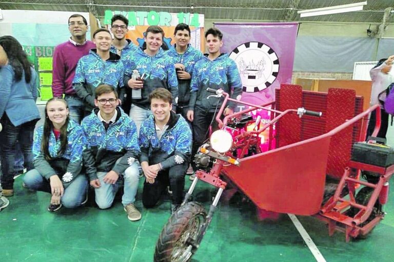 Los estudiantes de la Escuela Técnica con su proyecto AKATOR 114 ya terminado.