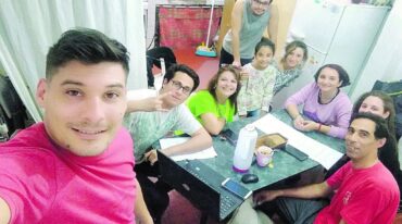 Un elenco intergeneracional dio vida a los personajes de 'Las dos caras de la moneda'.