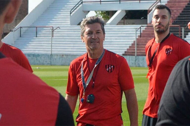 Mario Sciacqua mejoró en algunos aspectos el andar del equipo. Pero no alcanza.