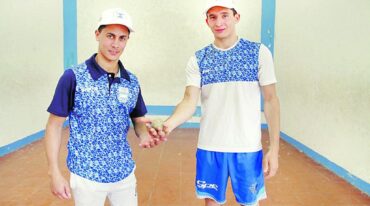 Nicolás Comas y Esteban Peirano se alternarán para representar a la Argentina en el Mundial de Frontón 36 metros individual. Marcelo Miño