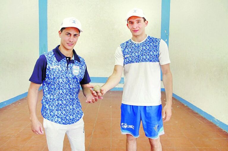 Nicolás Comas y Esteban Peirano se alternarán para representar a la Argentina en el Mundial de Frontón 36 metros individual. Marcelo Miño