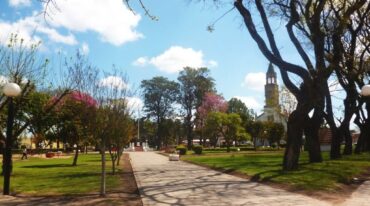 La Plaza San Martín y de fondo la Parroquia San José en el centro de la ciudad fundada por inmigrantes.