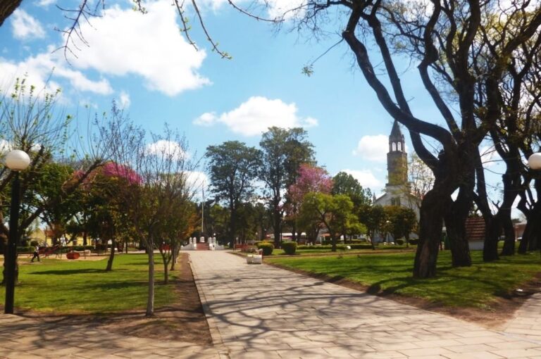 La Plaza San Martín y de fondo la Parroquia San José en el centro de la ciudad fundada por inmigrantes.