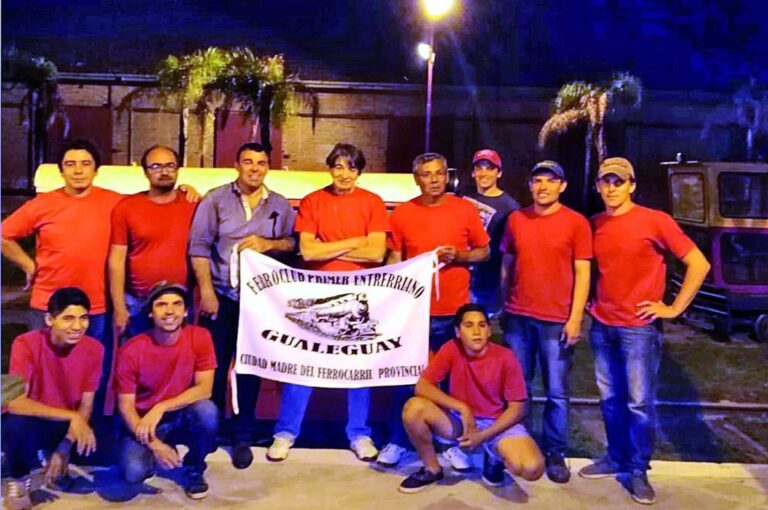 El Ferroclub Primer Entrerriano se conforma por integrantes de distintas profesiones y actividades. Su presidente es odontólogo; el secretario es electricista; hay un veterinario