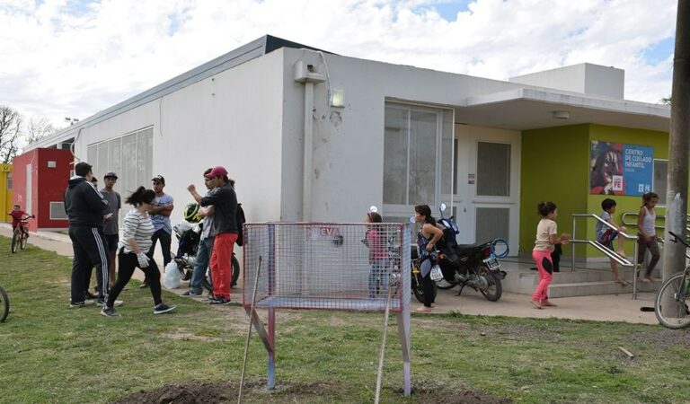 Unas 30 personas se pusieron a trabajar y en pocas horas lograron el objetivo. Gentileza: prensa Municipalidad de Casilda.