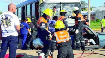 Para la parte práctica se simuló un accidente entre un colectivo y un auto.