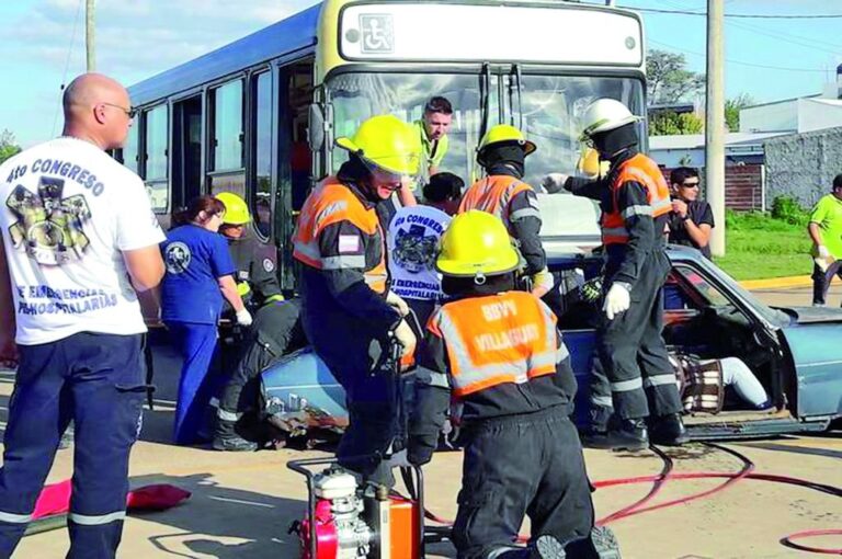 Para la parte práctica se simuló un accidente entre un colectivo y un auto.