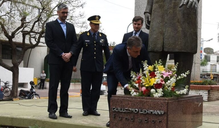 El intendente Castellano dejó una ofrenda floral en la estatua a Guillermo Lehmann
