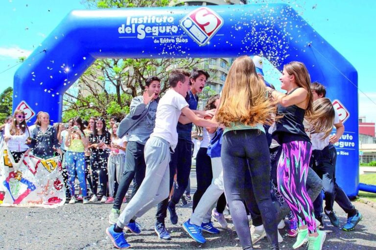 Los estudiantes ganadores del concurso celebraron en el Parque Urquiza