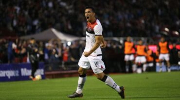 Alfio Oviedo festeja su gol