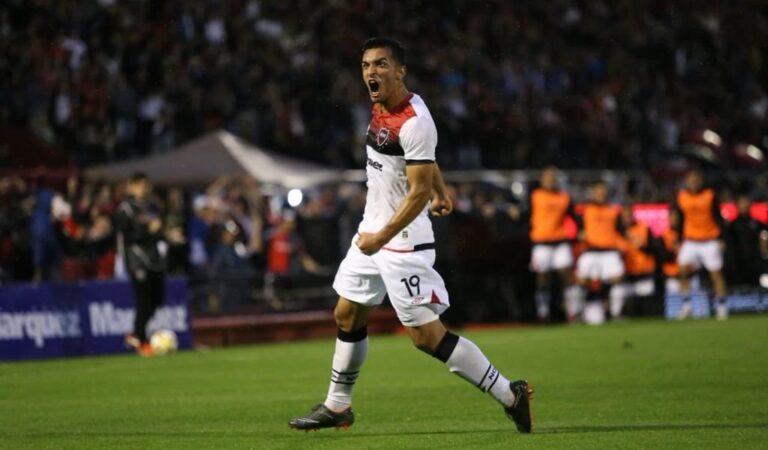 Alfio Oviedo festeja su gol