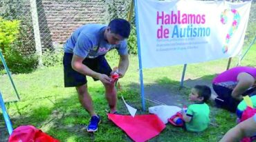 Alumnos de diversas escuelas participaron del armado de barriletes para pedir por la implementación de la Ley de Autismo