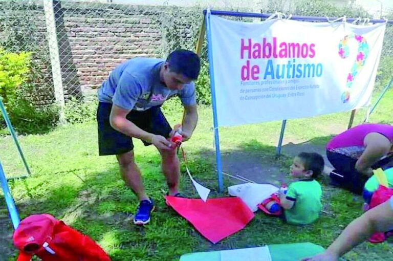 Alumnos de diversas escuelas participaron del armado de barriletes para pedir por la implementación de la Ley de Autismo