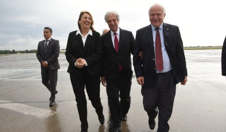 Escoltado. Mónica Fein y Miguel Lifschitz acompañan al presidente uruguayo