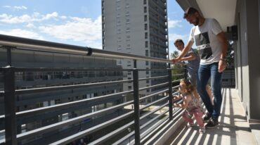 Mirando el futuro desde el balcón de la casa propia. Beutel junto a sus hijos