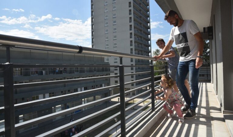 Mirando el futuro desde el balcón de la casa propia. Beutel junto a sus hijos