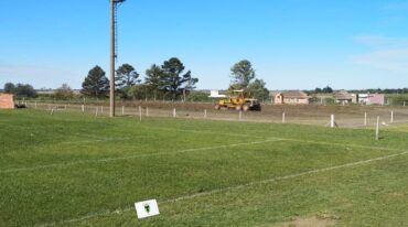 Una motoniveladora trabaja en el espacio destinado a la cancha de hockey sobre césped sintético de Tilcara