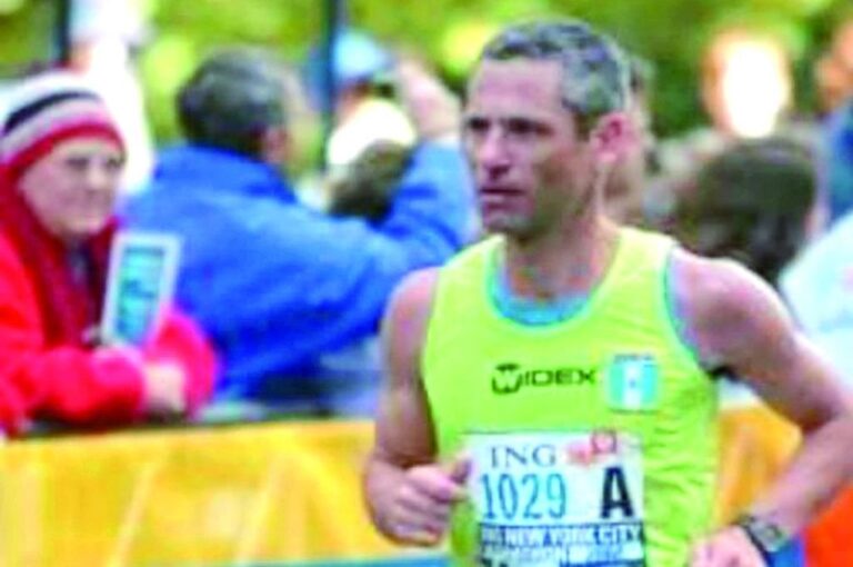 Elías Uner en 2008 durante la prueba atlética.