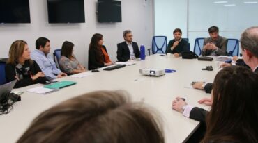Coordinación. El subsecretario de Investigación Patrimonial -en la punta de la mesa junto al ministro Pullaro- explicó en el encuentro que la idea es 'no convertirse en un Estado bobo que cuenta con un montón de información y no puede hacer nada'. Gentileza.