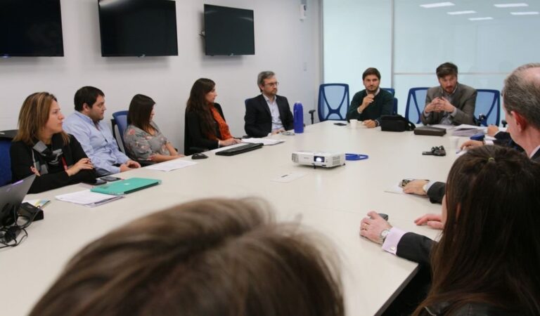 Coordinación. El subsecretario de Investigación Patrimonial -en la punta de la mesa junto al ministro Pullaro- explicó en el encuentro que la idea es 'no convertirse en un Estado bobo que cuenta con un montón de información y no puede hacer nada'. Gentileza.